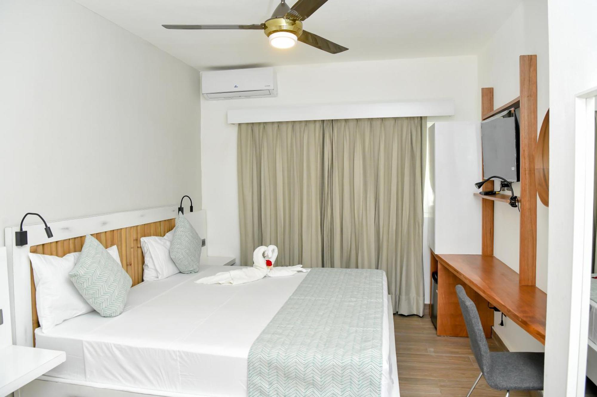 Honky Tonk Colonial Hotel ซานโตโดมิงโก ภายนอก รูปภาพ